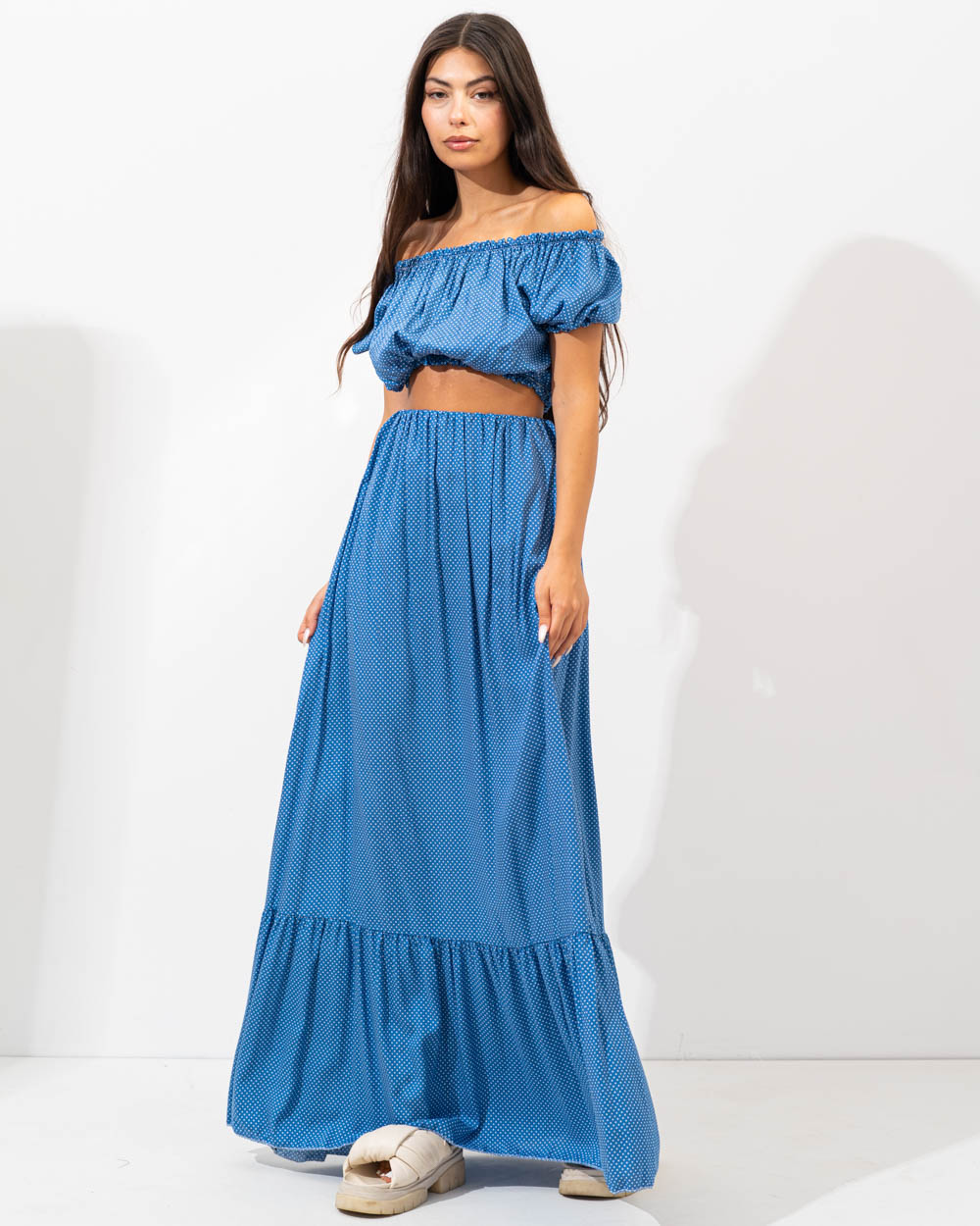 Γυναικείο σετ crop top με σούρες και maxi φούστα με βoλάν πουά φωτογραφία