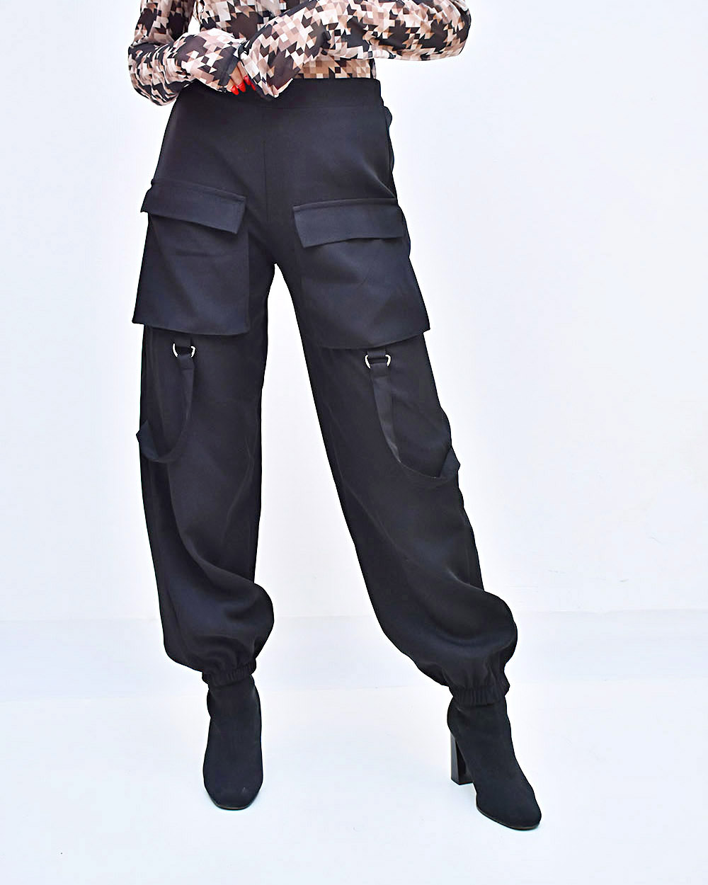 Γυναικείο Παντελόνι μαύρο τύπου cargo με λάστιχο στη μέση και κάτω